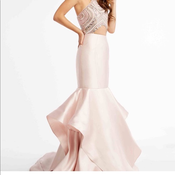 🆕Gorgeous layered pink beaded open back prom gown - Picture 16 of 16